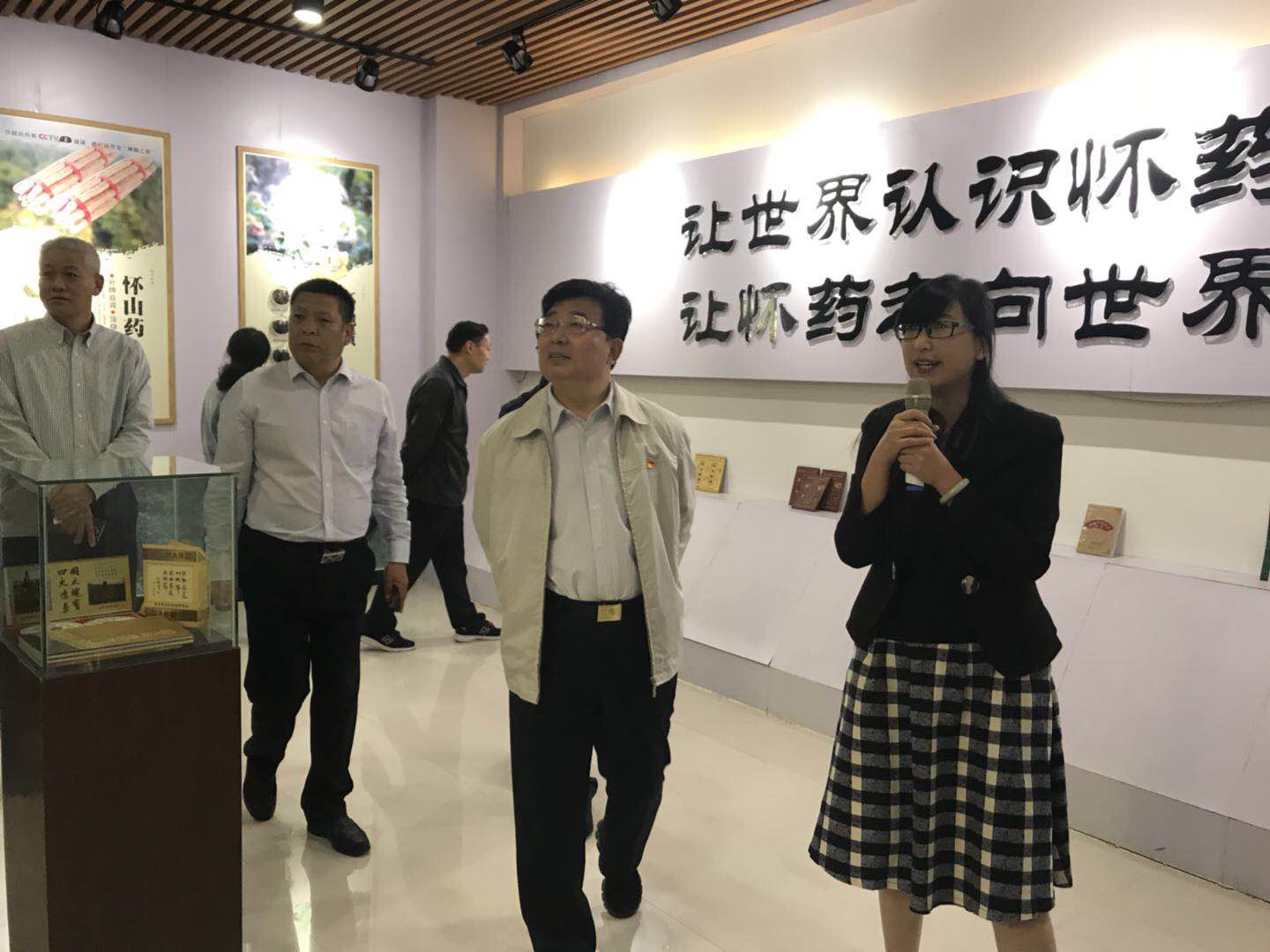 焦作市長(zhǎng)徐衣顯對(duì)我公司產(chǎn)業(yè)扶貧工作進(jìn)行調(diào)研并參觀(guān)園區(qū)展廳